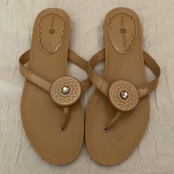 LINDSAY PHILLIPS medallion tan patent sandals thongs size 9.5 - Picture 1 of 11